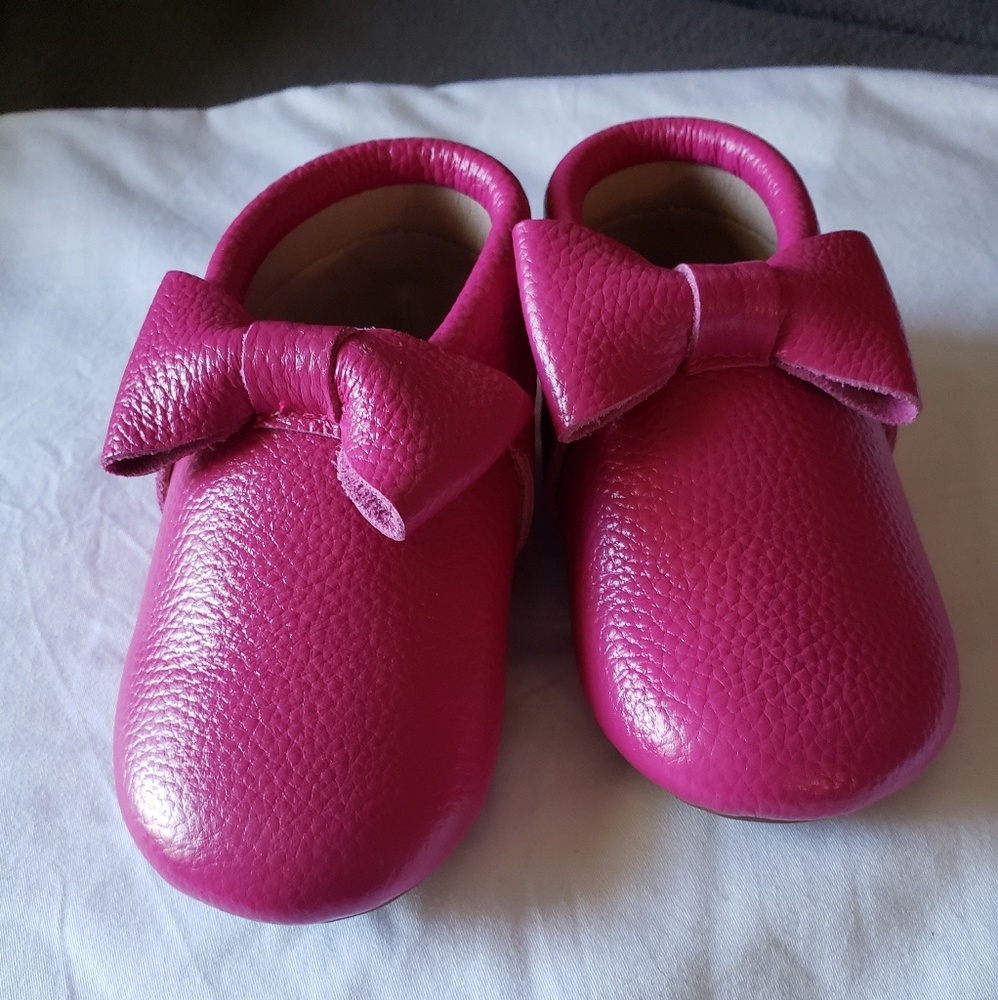 Monkey Feet Magenta Fringeless Bow Moccs